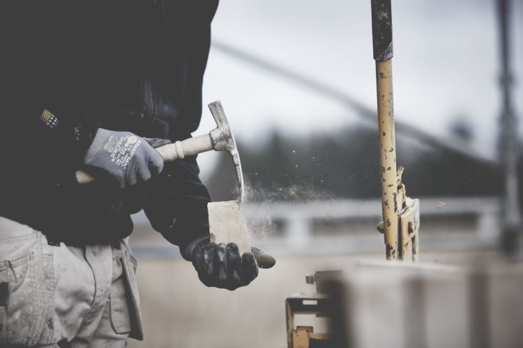 Mursten bliver slået close up