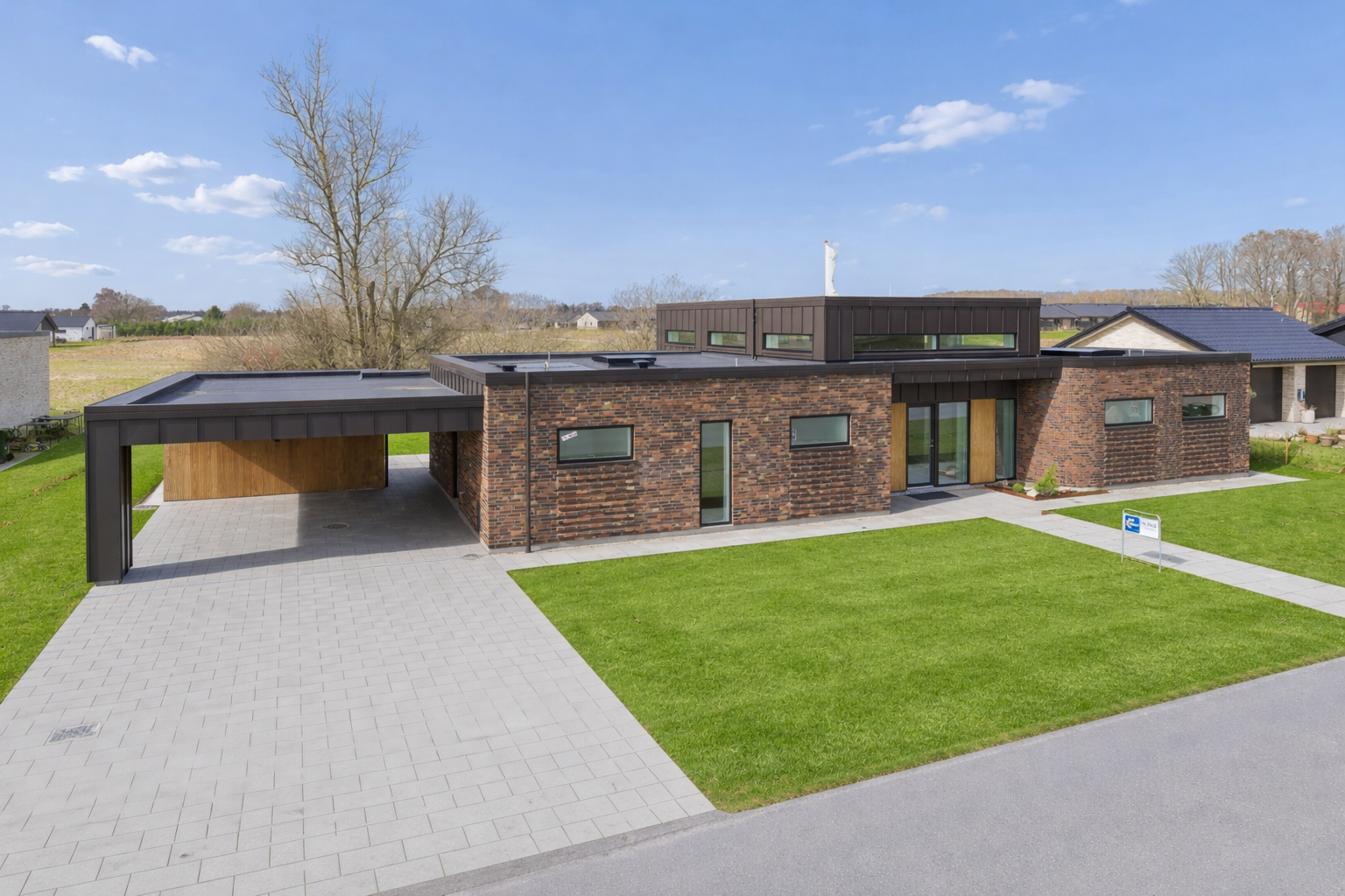 Moderne hus i forstadens sollys